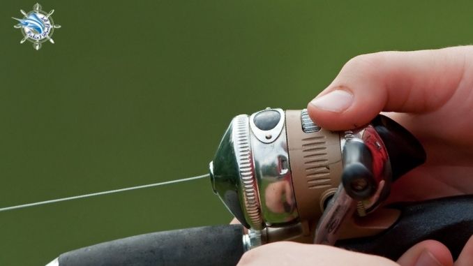 What is a closed-face fishing reel