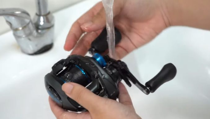 How to clean a baitcasting reel 1