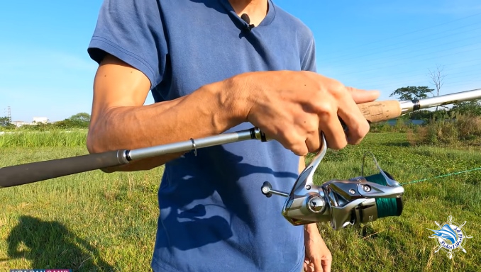 How to hold a spinning reel