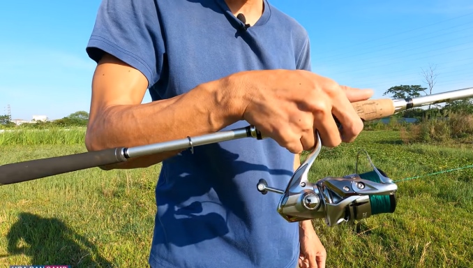 How to hold a spinning reel
